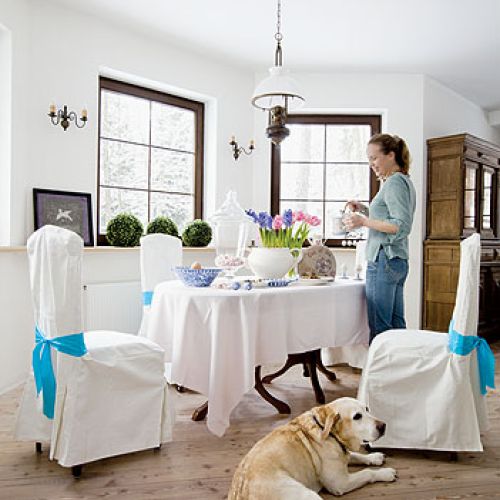 Stól w jadalni. Biały domek z gankiem