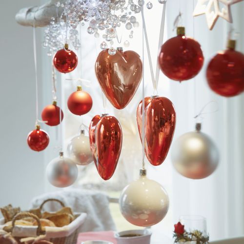 Stół wigilijny – dekoracje z bombkami