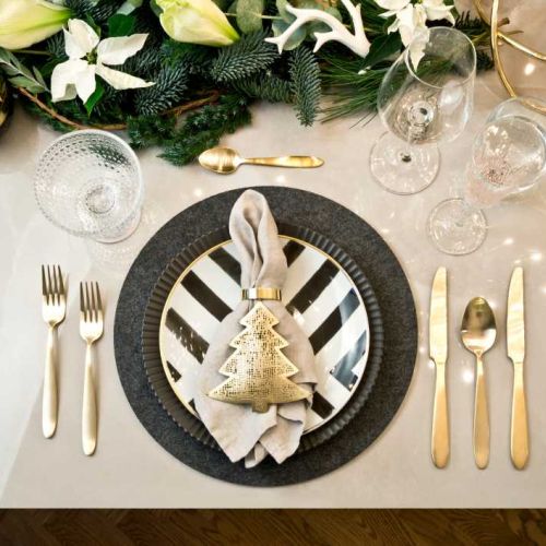 Stół wigilijny w czerni i złocie, aranżacja