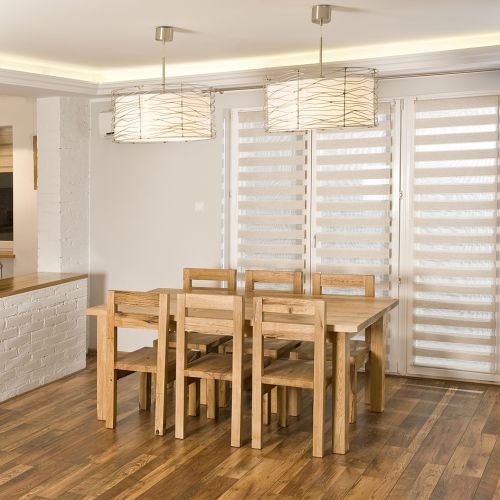 stół z krzesłami ze starego drewna