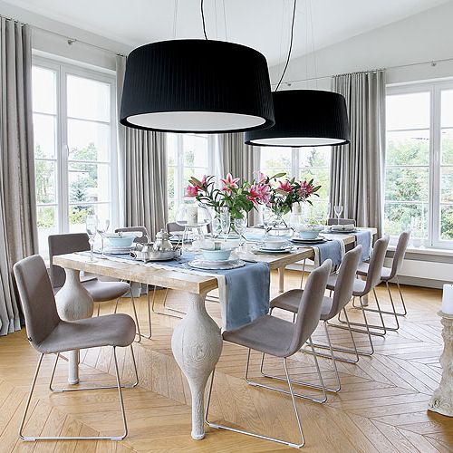 Stół zrobił genialny stolarz spod Białego stoku Jarosław Skutnik. Pasują do niego krzesła marki Noti i lampy Contardi o