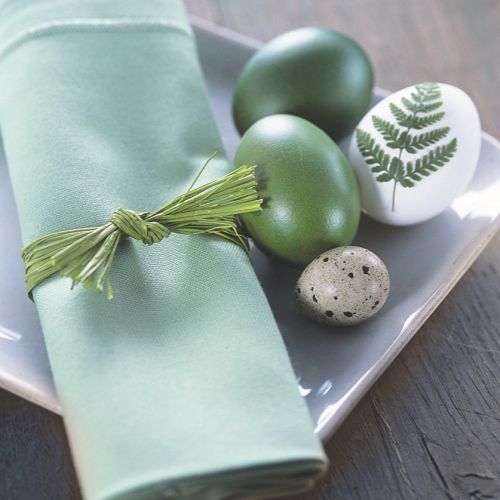 Stół wielkanocny - jak go udekorować, by w domu zapanowała atmosfera święta i wiosny? Kolorowo!