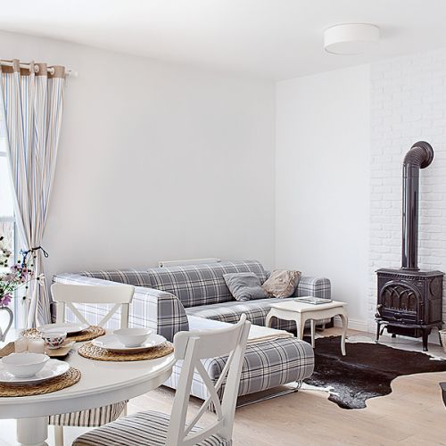 Stołek pół psa marki Ibride Kasia znalazła w internetowym sklepie zoomzoom.pl.