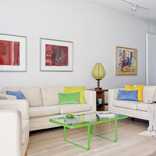 Stolik z zieloną ramą to Campus z Indivi Design Store. Pled i poduszki - Home Sweet Home.