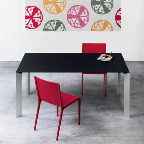 Stolik zaprojektowany przez Carlo Bartoliego dla firmy Kristalia.