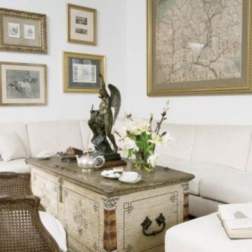 Stolik ze starej skrzyni. O kolorach w życiu i mieszkaniu