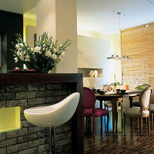 Kuchnię od salonu oddziela bar