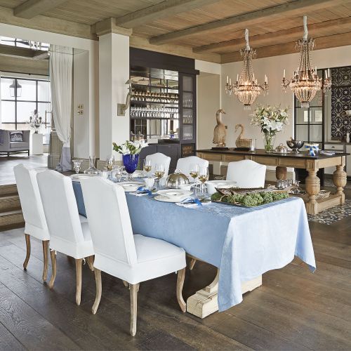 Stoły na masywnych nogach belgijskiej firmy Sempre, podłogi - Chapel Parket.