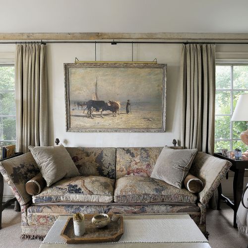 Stonowana, europejska paleta kolorów mebli i ścian.