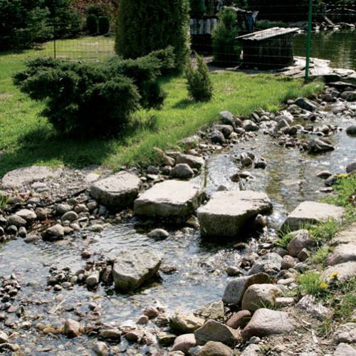 Strumień wygląda jak naturalny, ale jest dziełem rąk ludzkich. Woda krąży tu w obiegu zamkniętym - tłoczy ją do