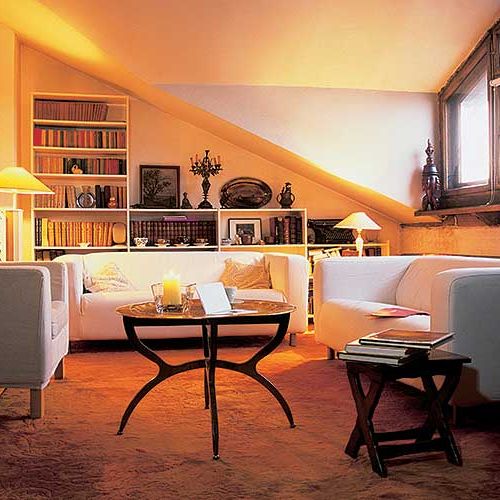 Strych ma ciekawą architekturę - skosy, okna w nietypowych kształtach. Aby je uspokoić, Marek wybrał proste białe meble.