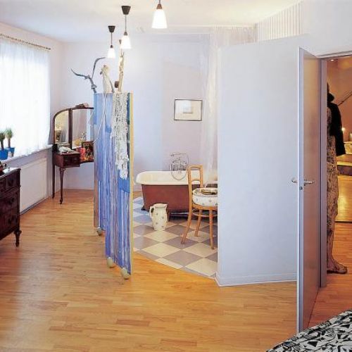 Łazienka pośrodku sypialni