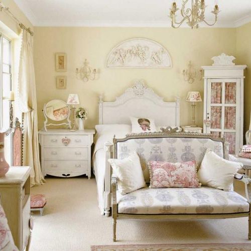 Styl francuski w pełnej krasie. Lampki nocne i narożną szafę pani domu zaprojektowała sama.