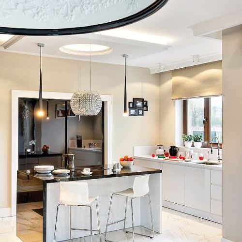 Kuchnia  z wyspą urządzona jest minimalistycznie i nowocześnie.