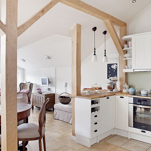 Styl gospodyni: biel, len i drewno. Poddasze prowansalskie