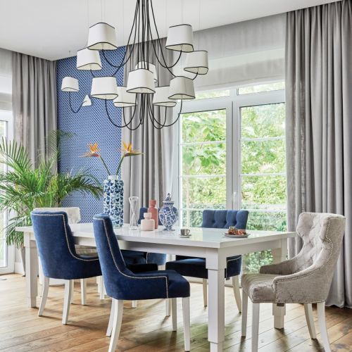 szara jadalnia z niebieskimi krzesłami