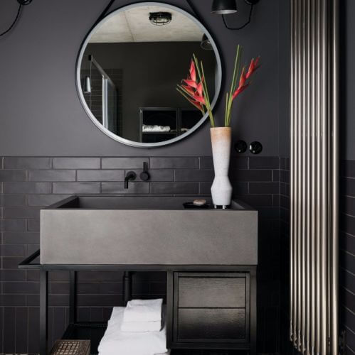 ciemna łazienka styl loftowy