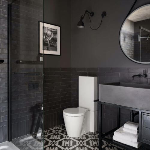 ciemna łazienka styl loftowy