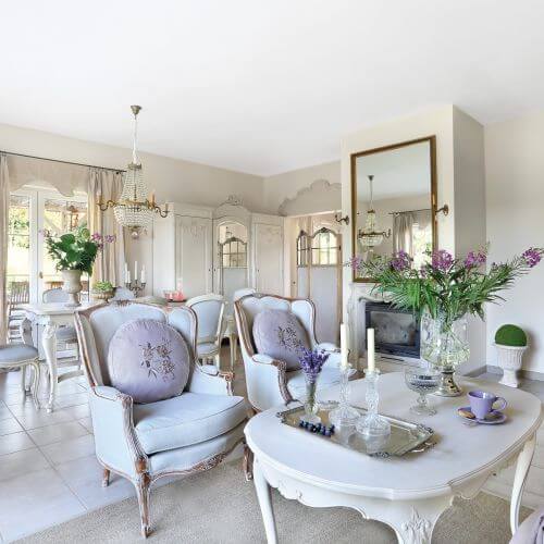 Jak urządzić wnętrze w stylu prowansalskim? Malowanymi antykami, tkaninami w pastelowych kolorach, starą ceramiką, kwitnącą