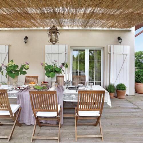 Jak urządzić wnętrze w stylu prowansalskim? Malowanymi antykami, tkaninami w pastelowych kolorach, starą ceramiką, kwitnącą