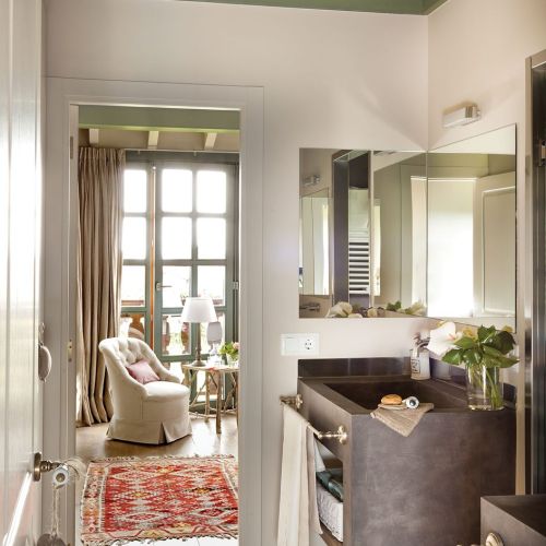 Sypialnia rodziców z widokiem na góry i zabawnym bulajem. Wchodzimy z niej do niedużej łazienki z betonową umywalką, pod