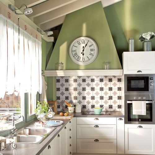 Dom w stylu rustykalnym z widokiem na górskie szczyty