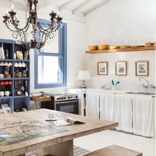 biała kuchnia w domu letniskowym