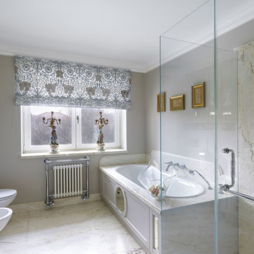 szara łazienka z marmurem