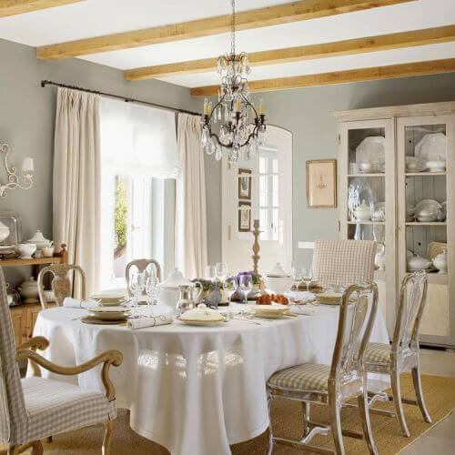 Ten dom urządzony w stylu prowansalskim to dużo lnów, przecieranek i porcelanowych kolekcji. Antyki w
