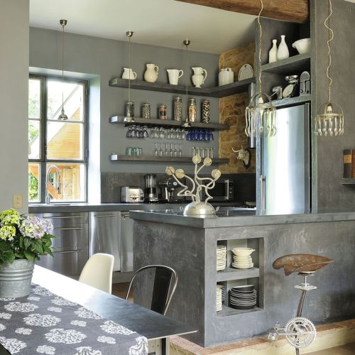 Wszystko, co buduje rustykalny klimat domu, projektantka starała się ocalić, zregenerować, wydobyć. Czy to się udało?