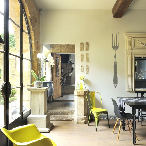 Wszystko, co buduje rustykalny klimat domu, projektantka starała się ocalić, zregenerować, wydobyć. Czy to się udało?