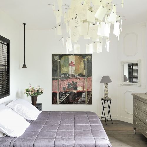 Za ścianą sypialni, w której wybito zasłaniane żaluzjami okno, znajduje się duża garderoba. Nad łóżkiem