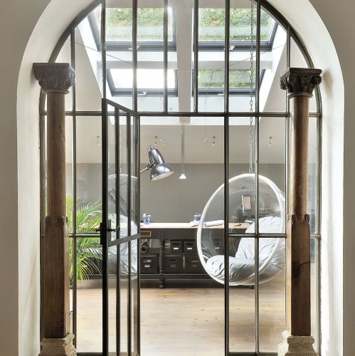 Wszystko, co buduje rustykalny klimat domu, projektantka starała się ocalić, zregenerować, wydobyć. Czy to się udało?