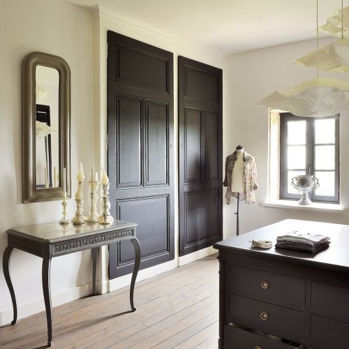 Wszystko, co buduje rustykalny klimat domu, projektantka starała się ocalić, zregenerować, wydobyć. Czy to się udało?