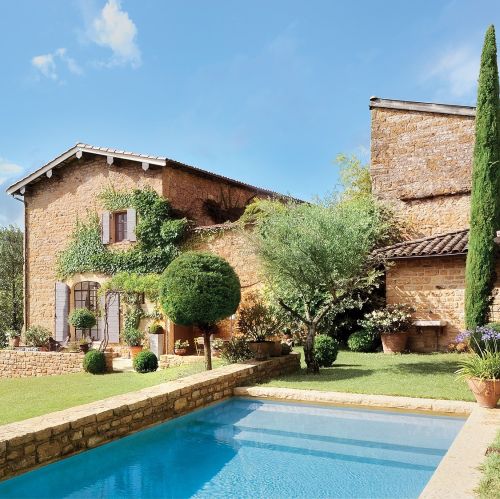 Wszystko, co buduje rustykalny klimat domu, projektantka starała się ocalić, zregenerować, wydobyć. Czy to się udało?