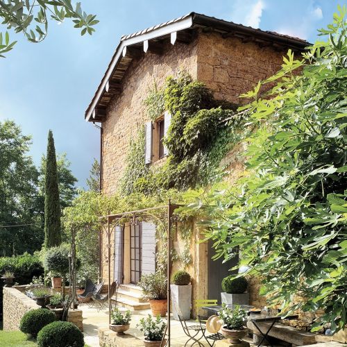 Wszystko, co buduje rustykalny klimat domu, projektantka starała się ocalić, zregenerować, wydobyć. Czy to się udało?