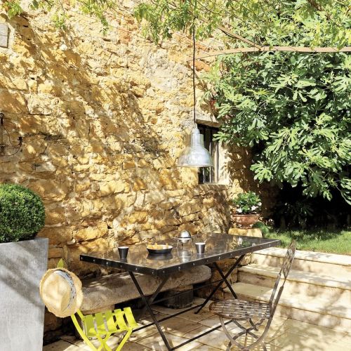 Wszystko, co buduje rustykalny klimat domu, projektantka starała się ocalić, zregenerować, wydobyć. Czy to się udało?