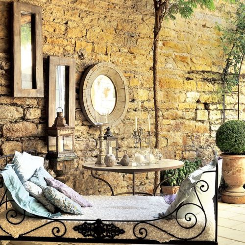 Wszystko, co buduje rustykalny klimat domu, projektantka starała się ocalić, zregenerować, wydobyć. Czy to się udało?