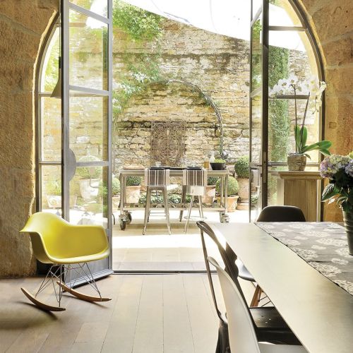 Wszystko, co buduje rustykalny klimat domu, projektantka starała się ocalić, zregenerować, wydobyć. Czy to się udało?