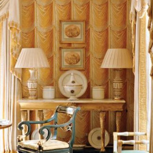 Stylizowane krzesło ze złoconymi łapami lwa. INSIDE/EAST NEWS.