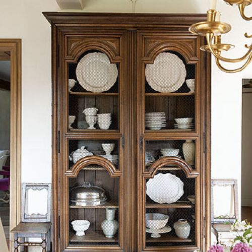 Stylizowany kredens na naczynia. Francuski styl na belgijskiej wsi