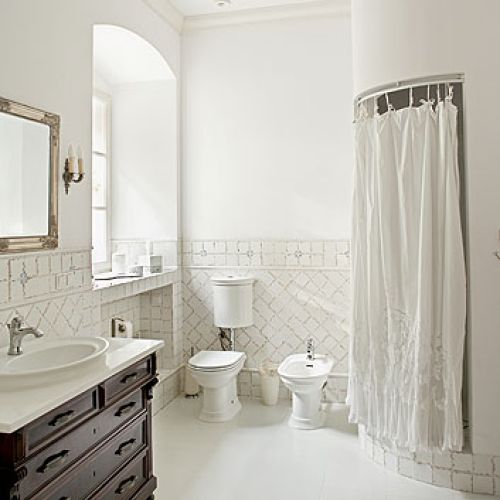 Stylowa i komfortowa. Rustykalny dwór z kamienia i drewna