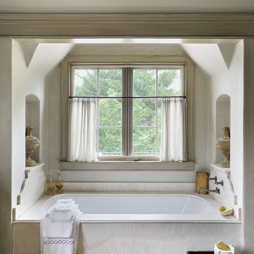 Stylowa wanna w kamiennej oprawie. Styl prowansalski: europejska willa w Ameryce