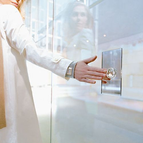 Stylowe łączniki z przyciskiem, którego sercem jest kryształ Swarovskiego. Miękkie dotknięcie sprawia, że Crystal Ball