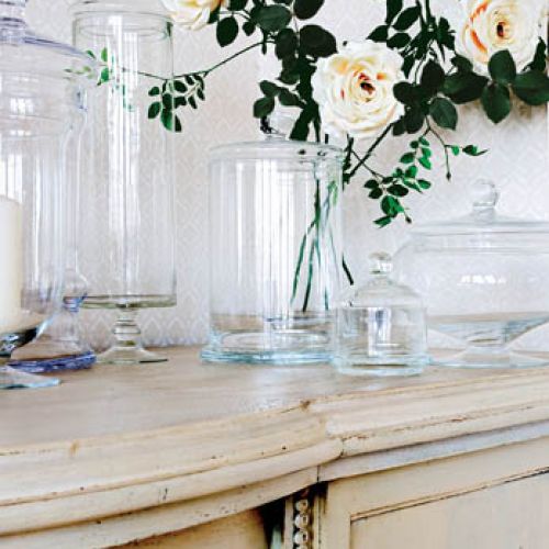 Stylowe pojemniki z bezbarwnego szkła są elegancką dekoracją we wnętrzu, gdzie królują odcienie bieli.