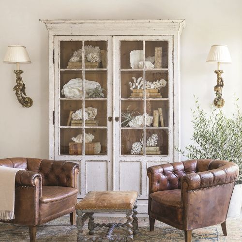 Ponadczasowy wystrój salonu z wygodnymi, skórzanymi fotelami.