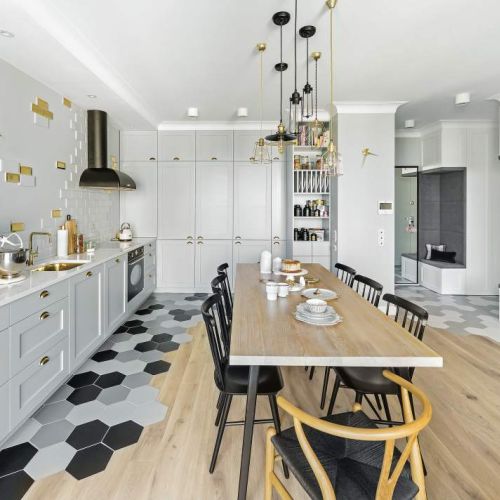 Przy stole klasyki designu: czarne krzesła Ton i plecione Wishbone z firmy Carl Hansen Søn.