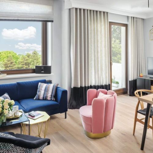 Przy ławie królowa PRL-owskiego wzornictwa - Muszelka Ewa, fotel na nowo tapicerowany tkaniną Christiana Lacroix.