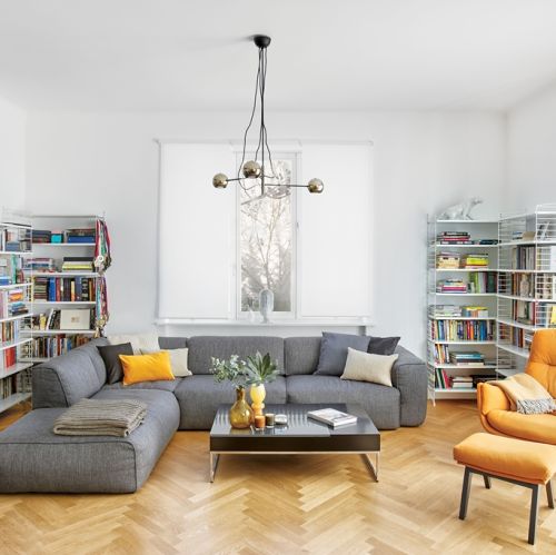 Salon mola książkowego - metalowe regały nie przytłaczają wnętrza tak, jak drewniane.