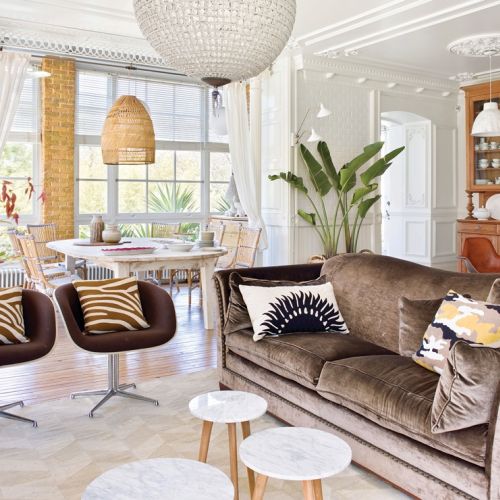 Zwróć uwagę na materiały- brązowa kanapa staje się ekstrawagancka, gdy obicie wpada w połysk.